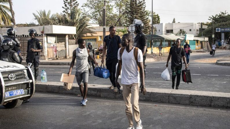 Après la condamnation du chef de l'opposition Ousmane Sonko pour « corruption de la jeunesse » des heurts ont éclatés, l'université de Dakar a été fermée et c'est dans l'incertitude sur leurs avenir que les étudiants quittent leur campus le 1er juin 2023. (Photo JOHN WESSELS/AFP via Getty Images)