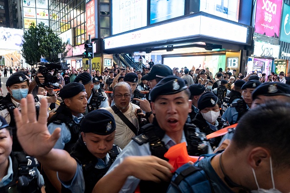 Hong Kong: au moins quatre arrestations à la veille du 34e anniversaire de Tiananmen