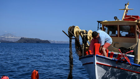 Grèce: des bénévoles nettoient les fonds marins au large de Santorin