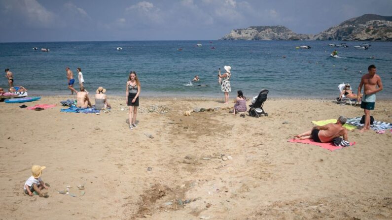 Touristes sur la plage d'Agia Pelagia, île de Crète, Grèce, le 1er juin 2023. (ALKIS KOUPIDIS/SOOC/AFP via Getty Images)