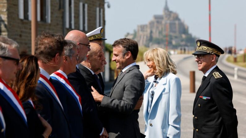 Après sa visite au Mont-Saint-Michel du 5 juin 2023, le chef de l'État va se pencher sur le sort du « patrimoine religieux » non protégé des villes de moins de 10.000 habitants, a indiqué la présidence à des journalistes. (Photo LUDOVIC MARIN/POOL/AFP via Getty Images)