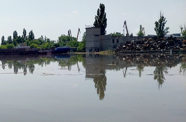Une zone partiellement inondée de Kherson le 6 juin 2023, suite aux dommages subis par le barrage hydroélectrique de Kakhovka. (SERGIY DOLLAR/AFP via Getty Images)