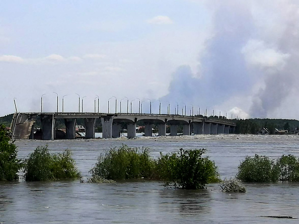 Zone partiellement inondée près du pont Antonovskiy, dans la banlieue de Kherson, le 6 juin 2023, suite aux dommages subis par le barrage hydroélectrique de Kakhovka. (OLEG TUCHYNSKY/AFP via Getty Images)