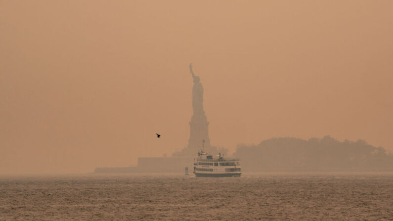 La Statue de la Liberté à Upper Bay est enveloppée d'une brume de fumée provenant des incendies de forêt au Canada, le 7 juin 2023 à New York. (Photo David Dee Delgado/Getty Images)