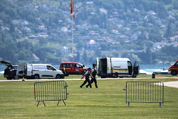 Des policiers dans les Jardins de l'Europe à Annecy le 8 juin 2023, à la suite d'une attaque au couteau par un demandeur d'asile se disant Syrien. Au moins sept personnes dont six enfants en bas âge ont été blessées. (Photo OLIVIER CHASSIGNOLE/AFP via Getty Images)