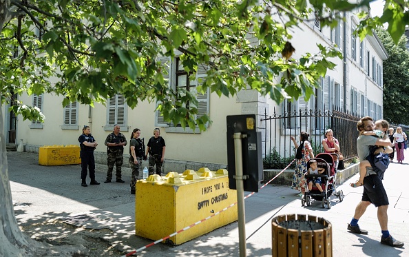 Le 8 juin 2023, à Annecy, des experts de la police scientifique récoltent des éléments matériels sur le lieu où une attaque au couteau a été commise quelques heures plus tôt. (OLIVIER CHASSIGNOLE/AFP via Getty Images)