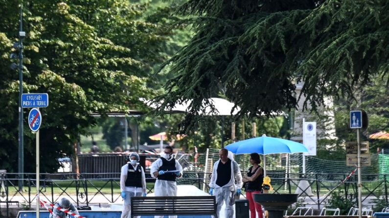 Des agents de la police scientifique française travaillent sur les lieux de l'attaque à l'arme blanche dans les Jardins de l'Europe à Annecy,  le 8 juin 2023. (Photo OLIVIER CHASSIGNOLE/AFP via Getty Images)