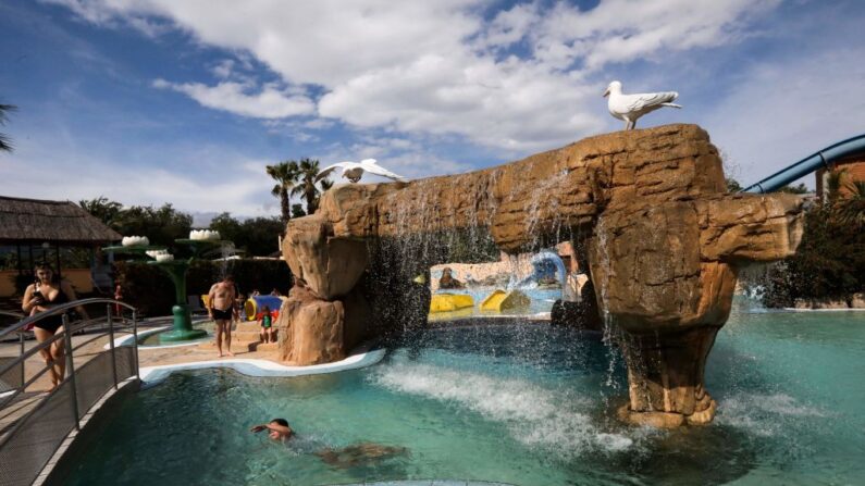 Des touristes peuvent profiter de la piscine du camping Le Front de mer à Argelès-sur-Mer, le 8 juin 2023. (Photo RAYMOND ROIG/AFP via Getty Images)