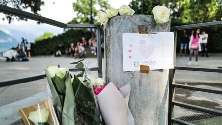 Vague d’émotion après une attaque au couteau contre de très jeunes enfants à Annecy