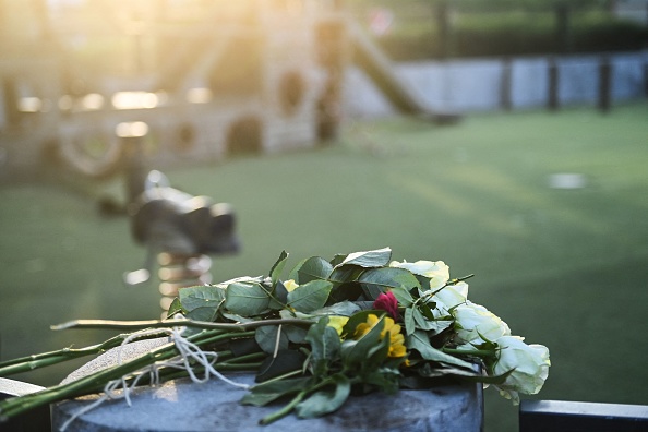 Des fleurs ont été déposées aux Jardins de l'Europe, à Annecy, en hommage aux six blessés d'une attaque au couteau. Parmi les victimes, quatre petits enfants, entre 22 mois et 3 ans. (OLIVIER CHASSIGNOLE/AFP via Getty Images)