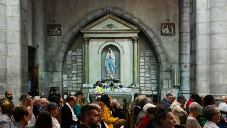 Des personnes participent à une messe à la cathédrale Saint-Pierre d'Annecy, le 9 juin 2023, pour les quatre jeunes enfants et deux adultes attaqués au couteau la veille par un réfugié syrien dans un parc de la ville (Photo : OLIVIER CHASSIGNOLE/AFP via Getty Images)