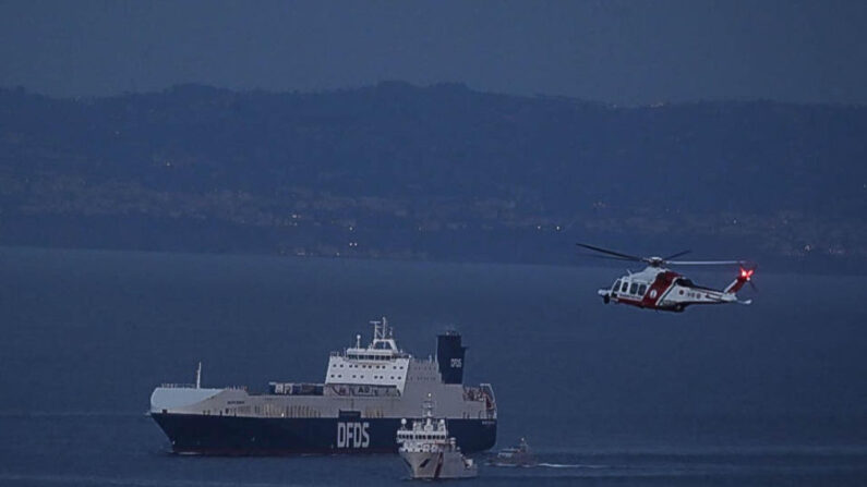 Le cargo turc Galata Seaways est escorté par des garde-côtes italiens dans le port de Naples le 9 juin 2023. (Photo -/Ansa/AFP via Getty Images)