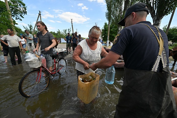 Des habitants du village inondé d'Afanasiivka, dans la région de Mykolaiv, en Ukraine. (GENYA SAVILOV/AFP via Getty Images)