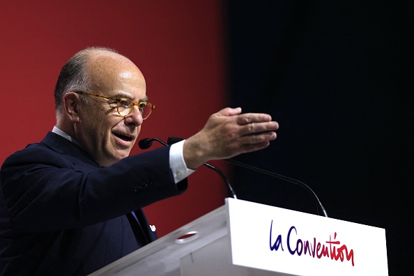 L'ancien Premier ministre Bernard Cazeneuve lors du lancement de son parti politique "La Convention" à Créteil, le 10 juin 2023. (BEHROUZ MEHRI/AFP via Getty Images)