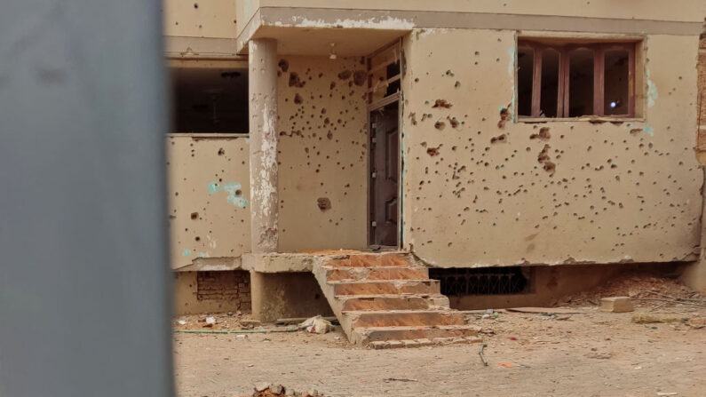 Cette photo montre une maison endommagée par un obus d'artillerie dans le sud de Khartoum le 11 juin 2023. (Photo -/AFP via Getty Images)