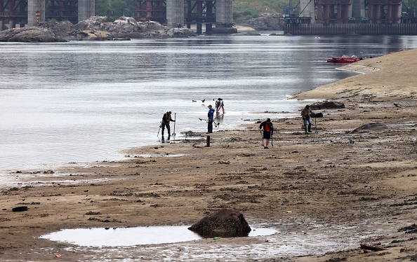 Des résidents au fleuve Dnipro sur la plage de Zaporizhzhia, le 11 juin 2023. (ANATOLII STEPANOV/AFP via Getty Images)
