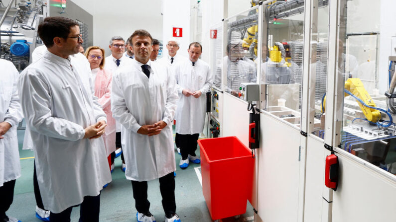 Emmanuel Macron visite le laboratoire pharmaceutique Aguettant lors d'une visite sur le thème de la relocalisation de la production de médicaments en Champagne, le 13 juin 2023. (Photo : ERIC GAILLARD/POOL/AFP via Getty Images)