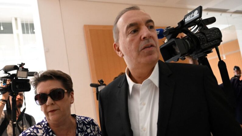 L'animateur Jean-Marc Morandini arrive avec son avocate Florence Rault au palais de justice de Paris pour son procès le 13 juin 2023. (Photo BERTRAND GUAY/AFP via Getty Images)