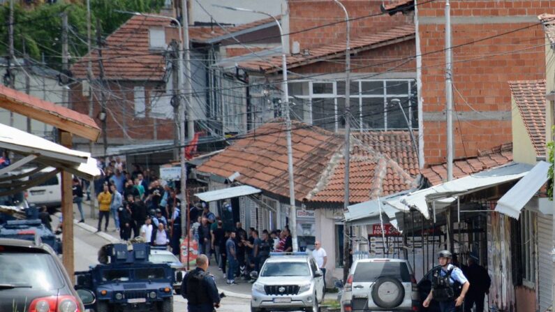 Les tensions ont éclaté après l'arrestation par la police d'un chef présumé d'un groupe paramilitaire serbe dans la ville de Mitrovica au nord du Kosovo, le 13 juin 2023. (Photo STRINGER/AFP via Getty Images)