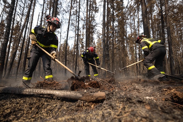 Des pompiers français luttent contre les incendies au nord de la ville de Chibugamau, au Québec, au Canada, le 12 juin 2023. (Photo : QUENTIN TYBERGHIEN/AFP via Getty Images)