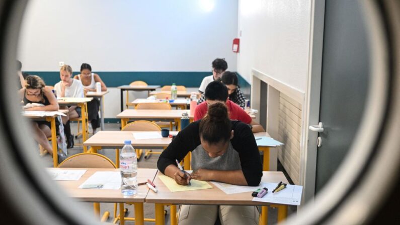 Des élèves passent l'épreuve de philosophie dans le cadre des épreuves du baccalauréat à l'Académie de Paris, le 14 juin 2023. (Photo by BERTRAND GUAY/AFP via Getty Images)