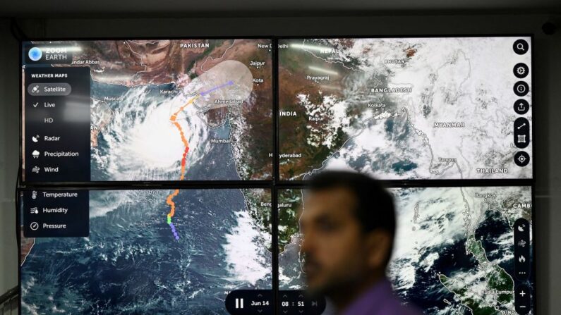 Images satellite du cyclone Biparjoy dans la salle de surveillance le 14 juin 2023 à Islamabad au Pakistan. (Photo FAROOQ NAEEM/AFP via Getty Images)
