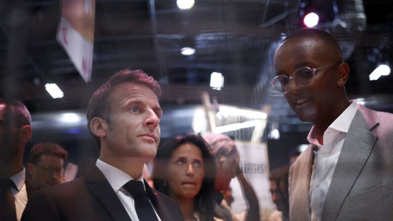 Le président Emmanuel Macron (à g.) visite le salon de l'innovation et des startups technologiques Vivatech au parc des expositions de la Porte de Versailles à Paris, le 14 juin 2023. (YOAN VALAT/POOL/AFP via Getty Images)