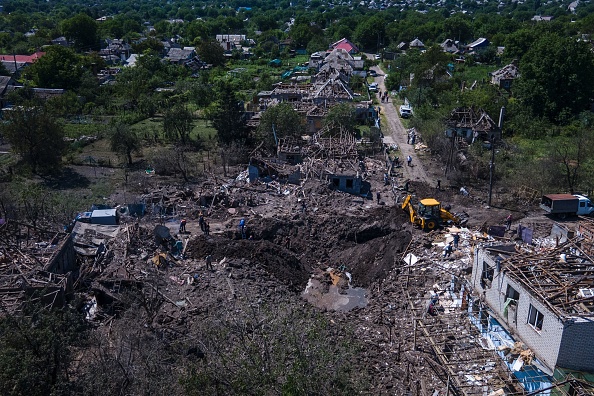 Les débris d'une zone résidentielle à la suite d'une attaque russe sur Kramatorsk, en Ukraine, le 14 juin 2023. (IHOR TKACHOV/AFP via Getty Images)
