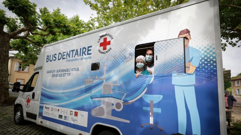 Le bus dentaire de la Croix-Rouge stationné à Simorre, dans le sud-ouest de la France le 12 juin 2023. (Photo VALENTINE CHAPUIS/AFP via Getty Images)
