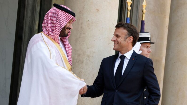 Le président Emmanuel Macron salue le prince héritier saoudien Mohammed ben Salman le 16 juin 2023. (Photo LUDOVIC MARIN/AFP via Getty Images).