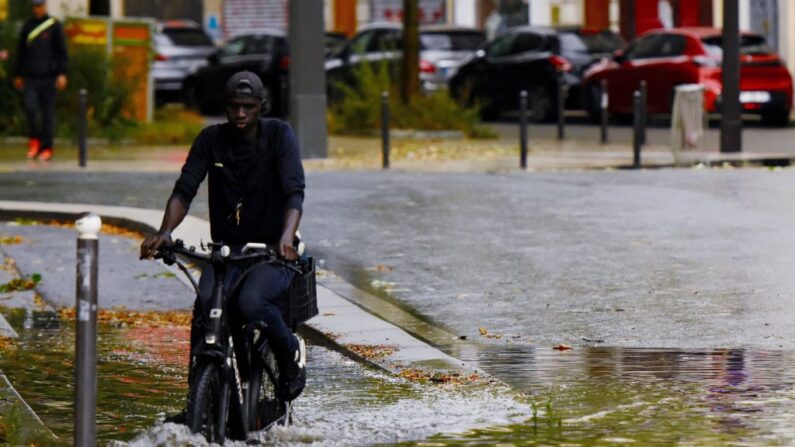 Un cycliste dans les rues inondées de Paris, le 18 juin 2023. (Photo CHRISTOPHE DELATTRE/AFP via Getty Images)