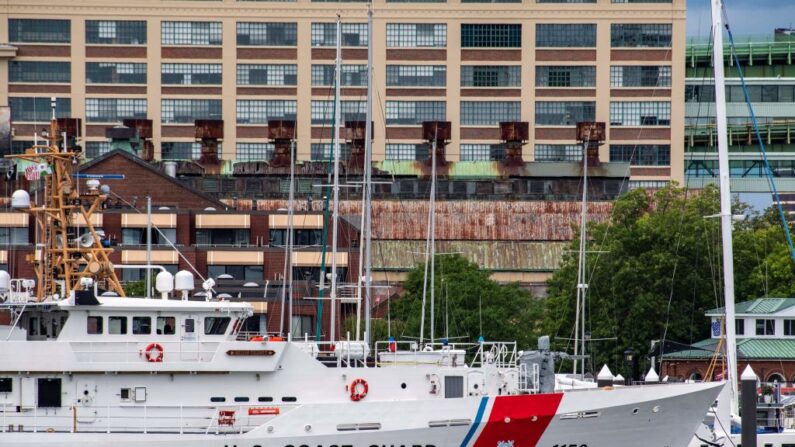 Un navire des garde-côtes américains dans le port de Boston, en face de la station des garde-côtes américains de Boston, dans le Massachusetts, le 19 juin 2023.  (Photo JOSEPH PREZIOSO/AFP via Getty Images)