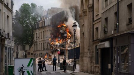 Effondrement d’un immeuble à Paris: une femme toujours portée disparue