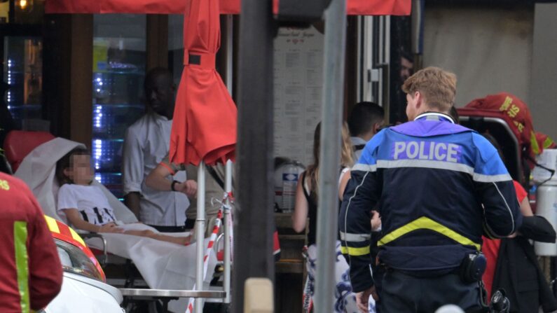 Une personne blessée est allongée sur un brancard après l'effondrement partiel d'un immeuble place Alphonse-Laveran dans le 5e arrondissement de Paris, le 21 juin 2023.  (ALAIN JOCARD/AFP via Getty Images)