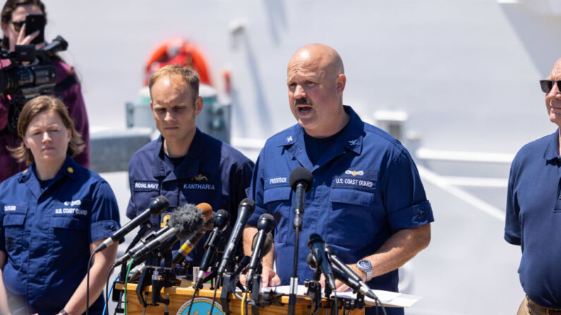 Le capitaine Jamie Frederick des garde-côtes américains fait le point sur les efforts de recherche de cinq personnes à bord d'un submersible disparu à environ 900 miles au large de Cape Cod, le 21 juin 2023 à Boston. (Photo Scott Eisen/Getty Images)