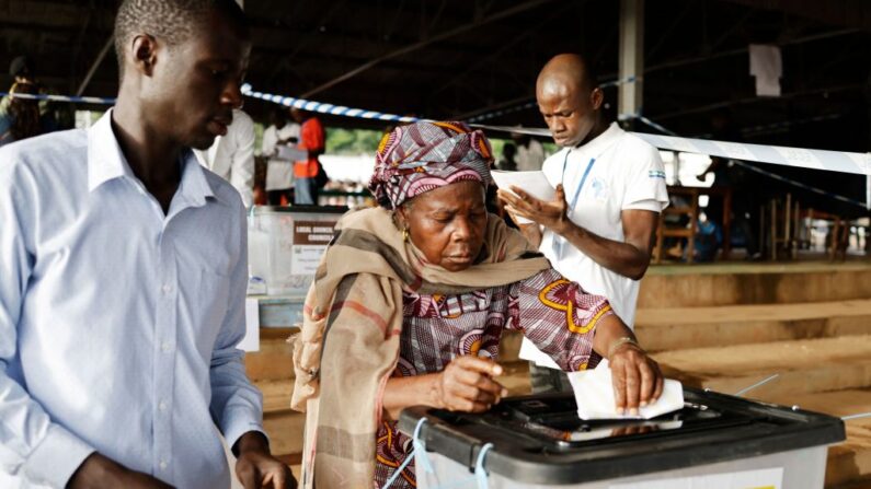 Les Sierra-Léonais ont commencé à voter samedi pour des élections présidentielles et parlementaires très disputées, dans un contexte de crise du coût de la vie qui a contribué à déclencher des émeutes meurtrières l'année dernière. (Photo JOHN WESSELS/AFP via Getty Images)