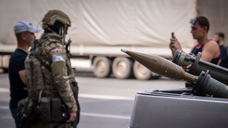 Cette photographie prise le 24 juin 2023 montre deux lance-grenades dans une voiture alors que des habitants posent pour une photo avec un membre du groupe Wagner dans la ville de Rostov-sur-le-Don. (Photo ROMAN ROMOKHOV/AFP via Getty Images)