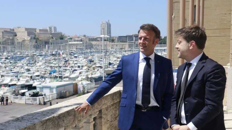 Emmanuel Macron avec le maire de Marseille, Benoît Payan. (Photo GUILLAUME HORCAJUELO/POOL/AFP via Getty Images)