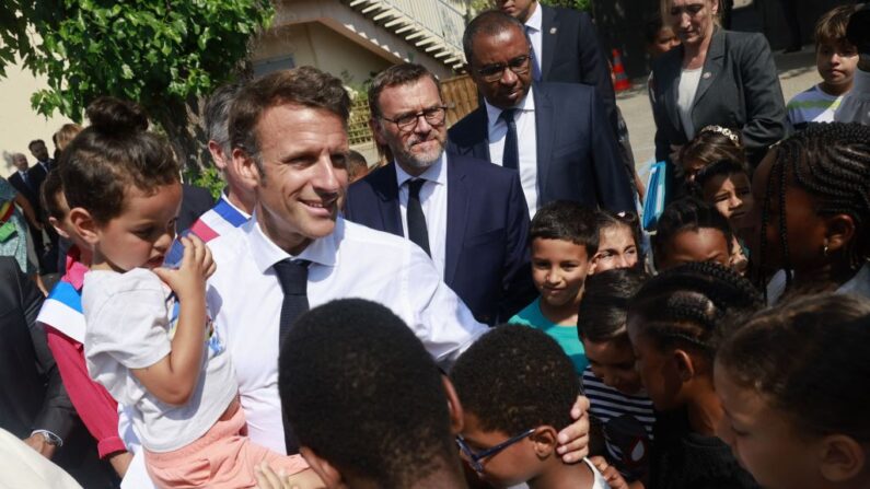 Emmanuel Macron visite l'école primaire Saint André La Castellane en cours de rénovation grâce au plan « Marseille en grand », à Marseille le 27 juin 2023. (Photo GUILLAUME HORCAJUELO/POOL/AFP via Getty Images)