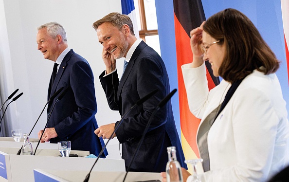 Le ministre français de l'Économie et des Finances Bruno Le Maire (à g.), le ministre allemand des Finances Christian Lindner (au c.) et la ministre polonaise des Finances Magdalena Rzeczkowska s'adressent à la presse à Ettersburg près de Weimar, dans l'est de l'Allemagne, le 27 juin 2023. (JENS SCHLUETER/AFP via Getty Images)