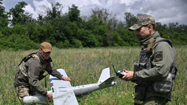 Des militaires ukrainiens de la 45e brigade vérifient un drone de reconnaissance Leleka après son atterrissage sur une position dans la région de Donetsk, le 27 juin 2023. (Photo GENYA SAVILOV/AFP via Getty Images)
