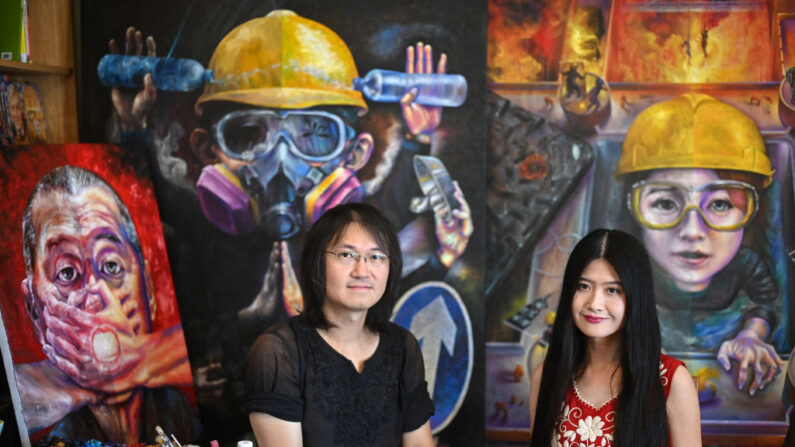 Le duo d'artistes hongkongais Lumlong (à g.) et Lumli se sentent toujours menacé par le bras long de Pékin comme beaucoup d'autres Hongkongais exilés au Royaume-Uni. (Photo JUSTIN TALLIS/AFP via Getty Images)
