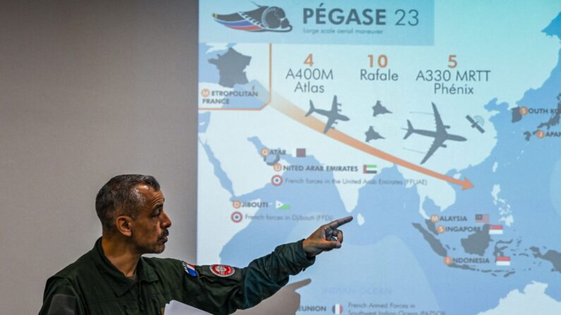 Le général de brigade français et chef de la mission Pégase 2023, Marc Le Bouil s'adresse aux médias lors d'une escale à la base aérienne de Paya Lebar à Singapour le 28 juin 2023. (ROSLAN RAHMAN/AFP via Getty Images)