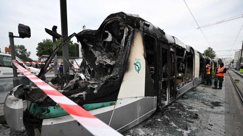 Un tramway a été brûlé à Clamart, dans la nuit du 28 au 29 juin 2023. (Photo EMMANUEL DUNAND/AFP via Getty Images)