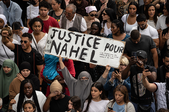 La foule proteste lors d'une marche en mémoire de l'adolescent français Nahel, tué par la police le 29 juin 2023 à Nanterre, France.   (Abdulmonam Eassa/Getty Images)
