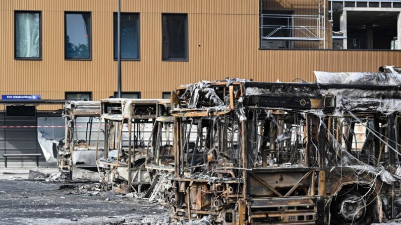 Des bus brûlés à la gare routière du Fort d'Aubervilliers à la suite des émeutes survenues trois jours après qu'un jeune homme de 17 ans ai été tué par un policier le 27 juin 2023. (Photo BERTRAND GUAY/AFP via Getty Images)