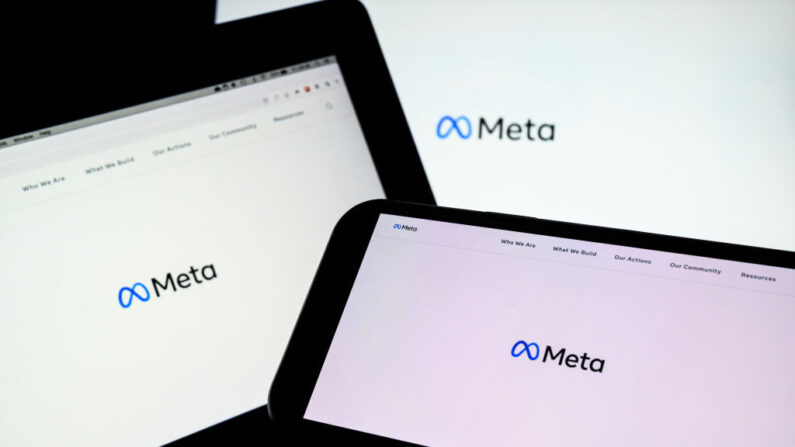 Trois écrans affichent la page d'accueil de Meta sur le site Web de Facebook à Londres, en Angleterre, le 29 octobre 2021. (Leon Neal/Getty Images)
