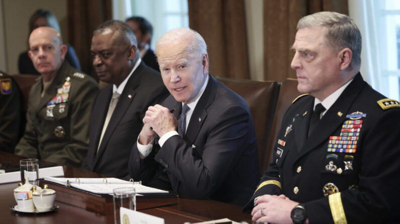 Le président Joe Biden rencontre le secrétaire à la Défense Lloyd Austin (2e à gauche), le commandant du corps des Marines David Berger (à gauche), le président de l'état-major interarmées Mark Milley (à droite), les membres de l'état-major interarmées et les commandants des forces armées dans la salle du Cabinet de la Maison-Blanche, le 20 avril 2022. (Win McNamee/Getty Images)