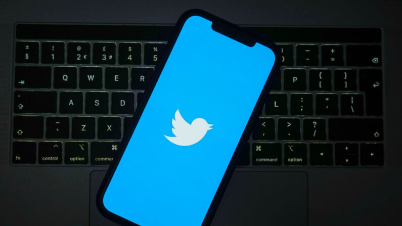 Logo de Twitter sur un écran d'ordinateur et un téléphone portable le 21 avril 2023 à Knutsford, au Royaume-Uni. (Photo de Christopher Furlong/Getty Images)