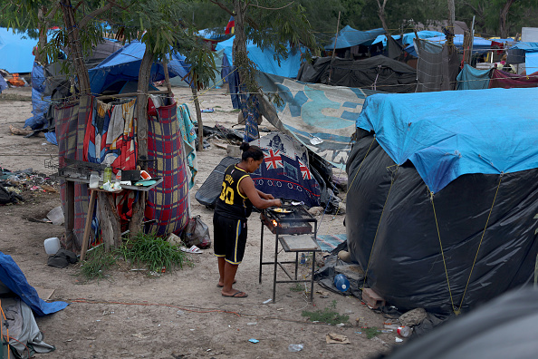 Un campement temporaire sur les rives du Rio Grande à Matamoros, au Mexique. (Joe Raedle/Getty Images)